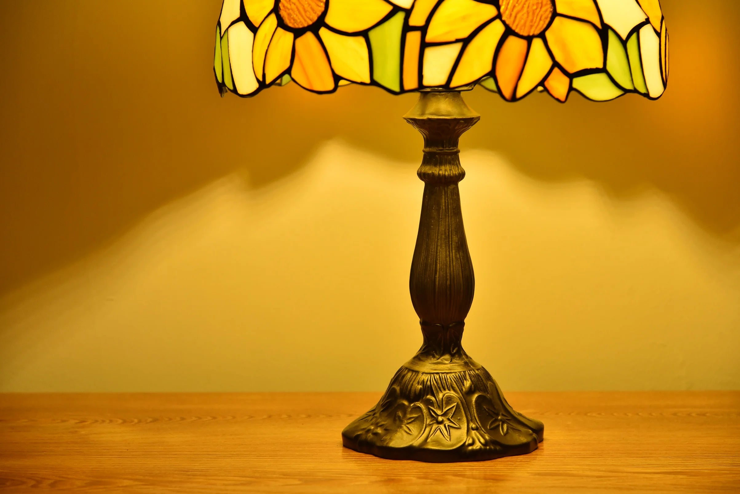 Tiffany Style Table Lamp Rose Bedside Desk LED Lamp Shades Bedroom Stained-Glass 18.1'' H Multi-Color