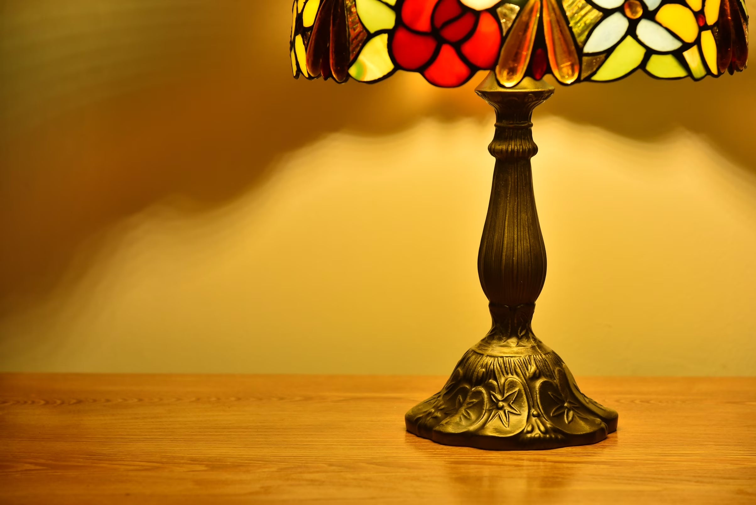 Tiffany Style Table Lamp Rose Bedside Desk LED Lamp Shades Bedroom Stained-Glass 18.1'' H Multi-Color